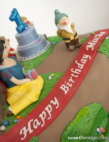 Snow White & the 7 Dwarfs Birthday Cake - Happy Birthday!