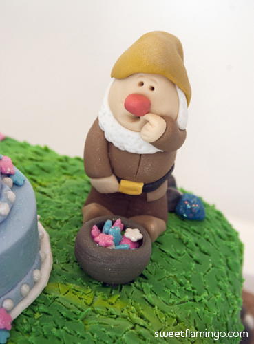 Snow White & the 7 Dwarfs Birthday Cake - Sneezey
